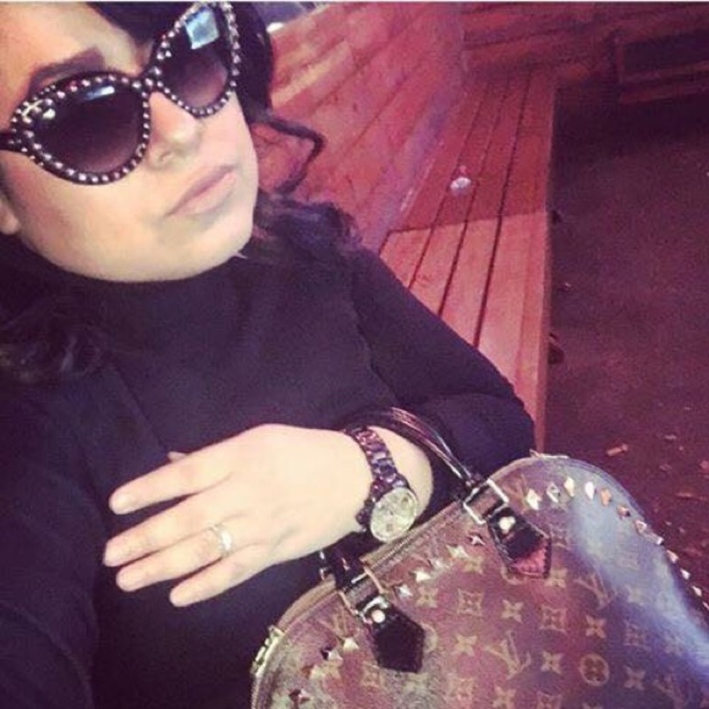 Authentic LouisVuitton Alma paintedblack w/studded